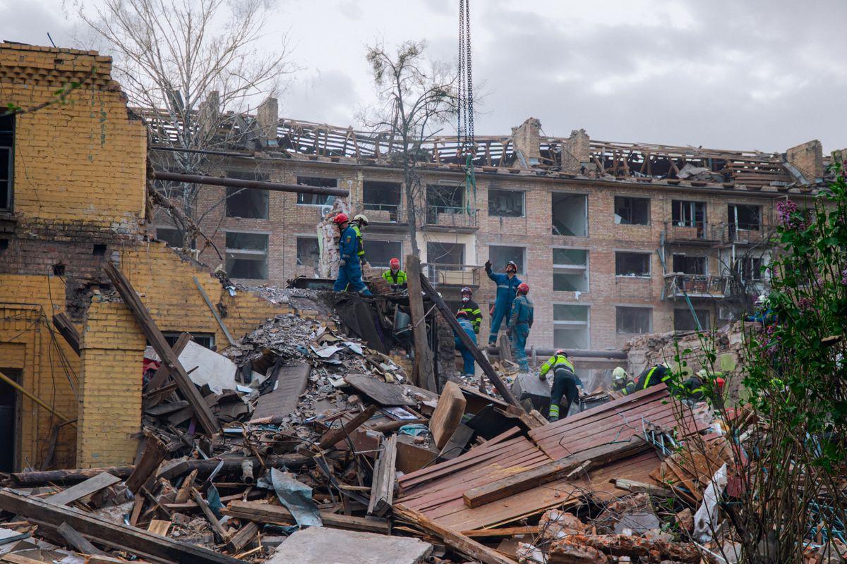 Pompiers intervenant sur un bâtiment endommagé par des frappes à Kiev en juin 2026
