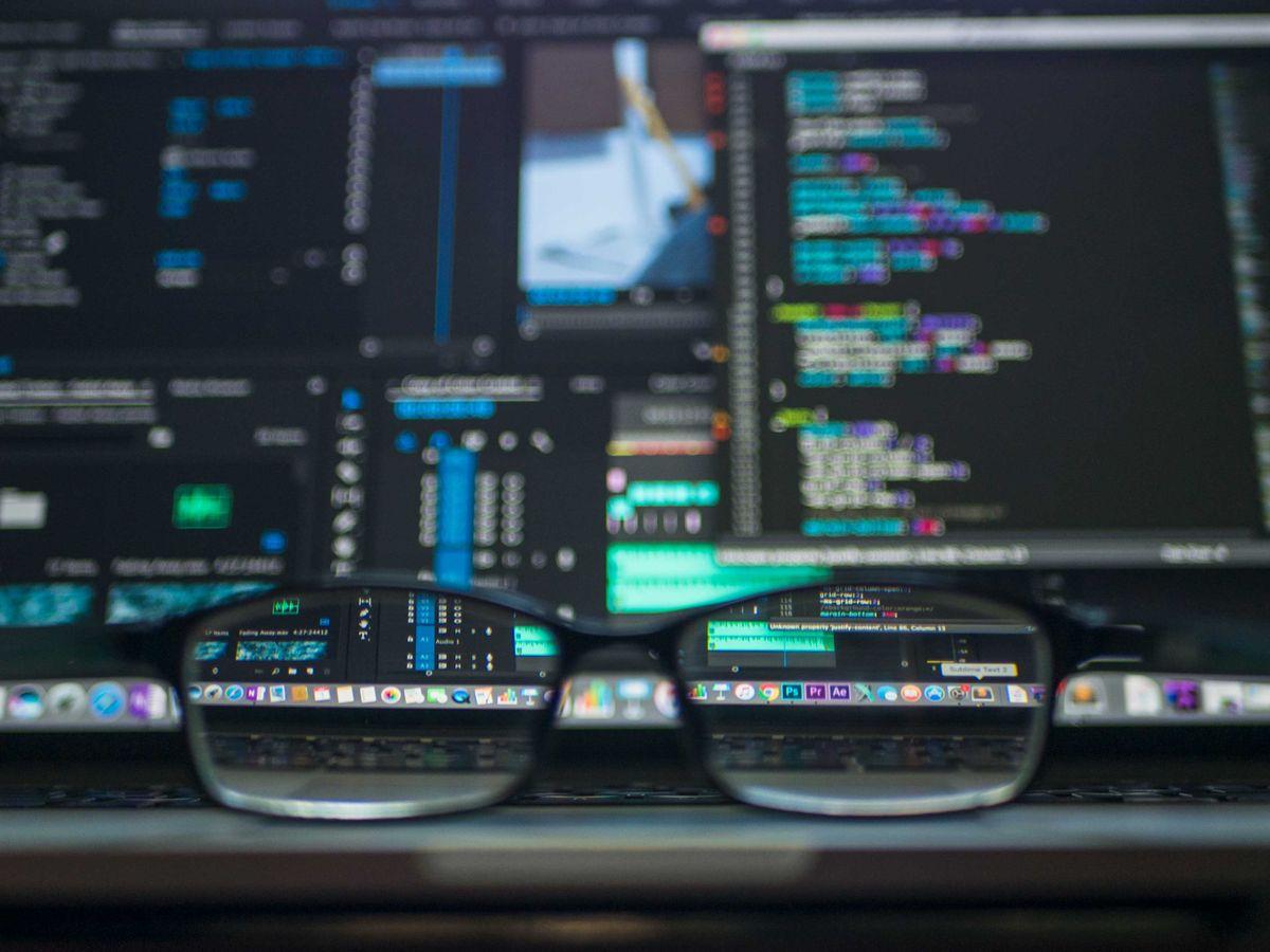 Code informatique sur écran, illustration du partenariat Anthropic-TCS pour l'intelligence artificielle en entreprise