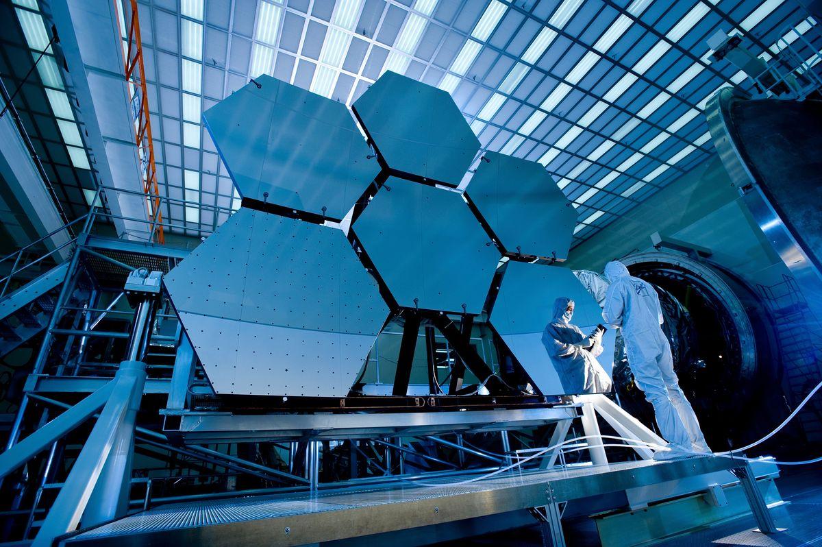 Ingénieurs en combinaison de protection dans un laboratoire high-tech