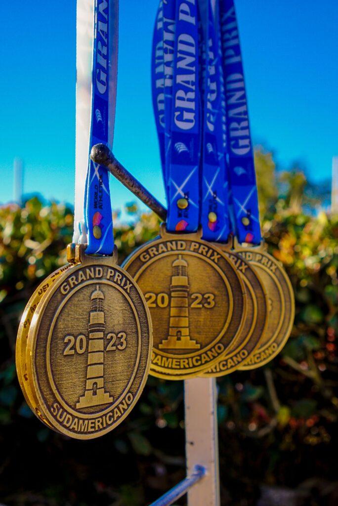 Résultats Quinté Mercredi Caen – Arrivée et Rapports PMU 10 Juin 2026 Close-up of 2023 Grand Prix Sudamericano medals displayed outdoors, sunny day.