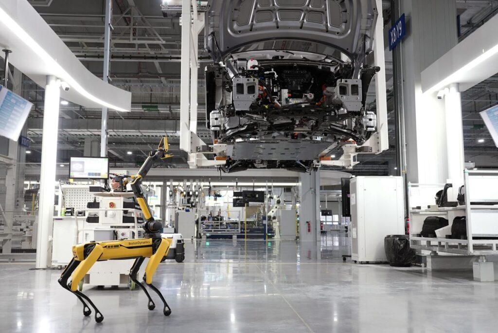 Theker lève 85 M$ pour ses robots industriels Robot industriel dans une usine automatisée, illustration de la levée de fonds de Theker
