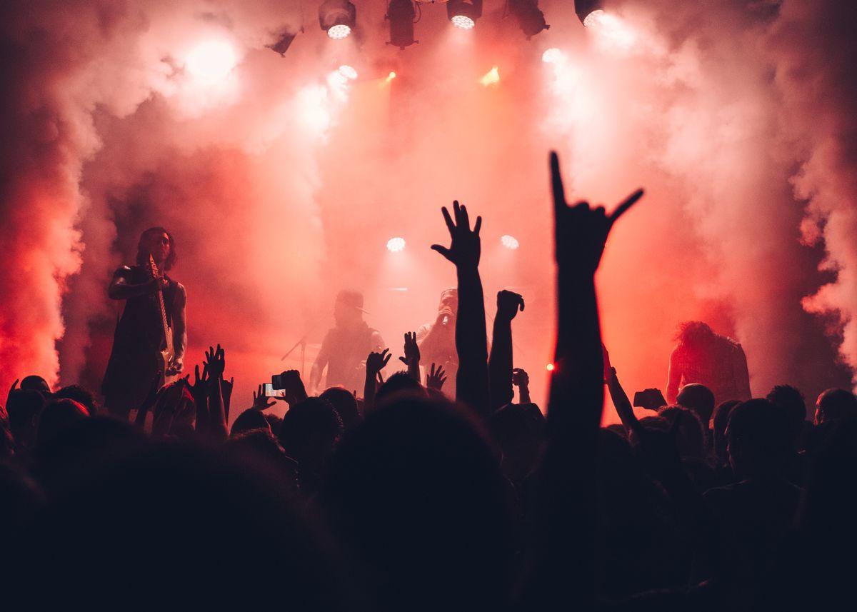 Microphone sur scène avec jeux de lumière lors d'un concert