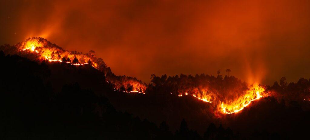Var : 1 700 hectares parcourus par l’incendie, 400 evacues