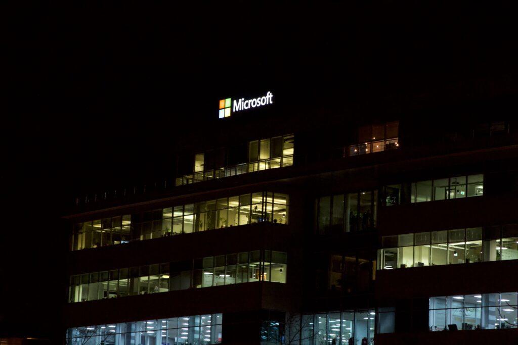 Microsoft incite ses commerciaux a critiquer OpenAI Contemporary high city skyscraper with offices and glass walls located in dark city