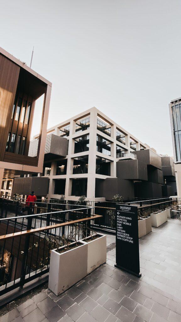 Microsoft incite ses commerciaux a critiquer OpenAI Explore contemporary urban architecture showcasing sleek geometric designs and industrial elements.